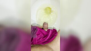 hombre joven desesperado urinating, gran erección y venas brotadas