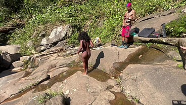 Putaria na cachoeira com a pretinha gostosa