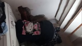 Paula se atasca en el lavarropas y el plomero se la folla