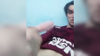 Homem de 29 anos se masturbando gostoso até gozar