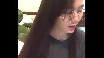 G&aacute_i xinh th&aacute_i lan đ&aacute_ lưỡi cực ph&ecirc_