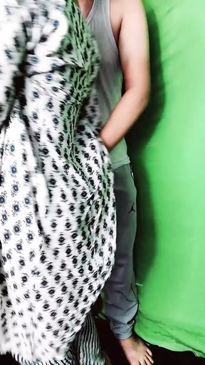 Hot desi girlfriend ko room me lejakr bajaya