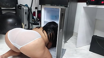 La criada BBW muestra su lado m&aacute_s sexy mientras limpia