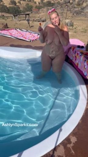 Watching neighbor in her pool putting a popsicle in her pussy and bounce in the water - PAWG BBW
