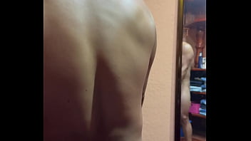 Todos en el gym lo voltean a ver... Angel le hizo pl&aacute_tica y termin&oacute_ llev&aacute_ndoselo y aunque dec&iacute_a que ten&iacute_a novio, acab&oacute_ en nuestra cama, gimiendo y con el culo escurriendo leche
