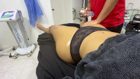 Masseuse rubs the pussy of voluptuous Latina doesn't resist and comes inside her broken pussy