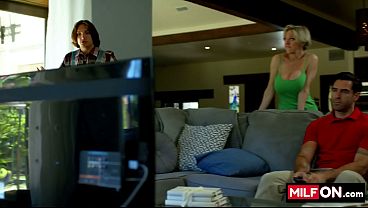 MILF Dee Williams gets plugged by the cable guy with Axel Haze