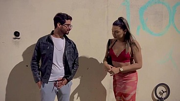 vi o moço de pau duro na rua, chamei prum canto, mamei na rua e depois levei lá pra conhecer minha casa