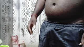 Egy pufók, szőrös indiai férfi apró, vágatlan faszával élvezi a szóló kézimunkát, pisilést és anális szexet a fürdőszobában.