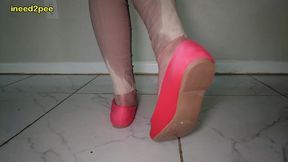 lola leda pissing her tight pants at work behind counter