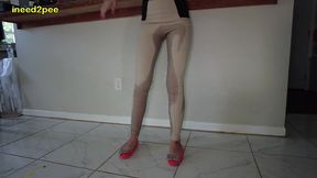 lola leda pissing her tight pants at work behind counter