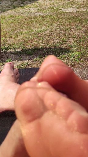 Glossy Nylon Footjob Im Garten
