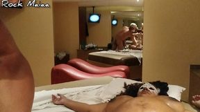 passando oleo e massageando a mulher gravida de nove meses que tem os seios enormes. - morena bella rio