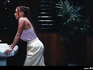 Redhead Cum Doxy Angel Destroyed by Xxxl Futanari Horsecock - Outdoor Oral-job Transgender Surprise