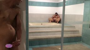 hijastro espia a su madrastra mientras se masturba