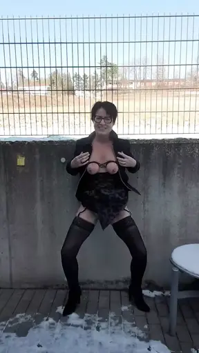 Busty MILF Julie breekt een enorme geiser van spuit
