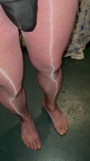 Shiny tan pantyhose
