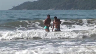 Curve gay de culoare, o grămadă de negru primește fută anală