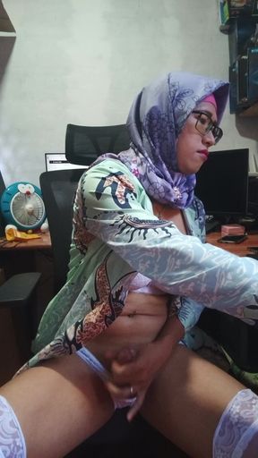Stunning Big Tits Hijab Shemale Masturbate