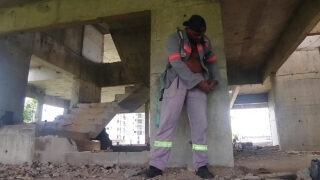 Волосатый папаша-медведь в форме мастурбирует свой толстый член в домашнем сольном видео.