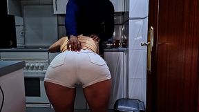 Mi padrastro me atrapa en la cocina y terminamos cogiendo cuando mi mama esta trabajando