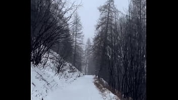 Je me balade en 4X4 sur les pistes de ski,L'_excitation de la montagne me fait ...