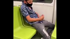 M&aacute_scarado batendo punheta no metro