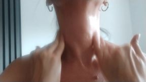 A vibrating neck MP4