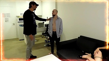 vino un amigo de mi marido a charlar de trabajo y me lo recoji