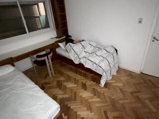 Sexo con compañera de cuarto que conocí en el Hostel… ft Abril Diseli