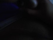 Joven caliente se la jala a oscuras antes de d