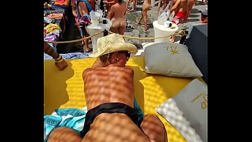 Journ&eacute_e au cap d'_agde ! Plage nue et je me fais baiser devant tout le monde dans une pool party