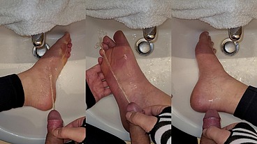 Piss and cum on my feet 🔥💦😘