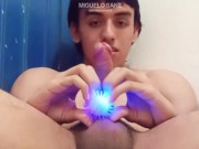 twink mexicano jugando con un juguete luminoso hasta una gran explosión de mecos =)