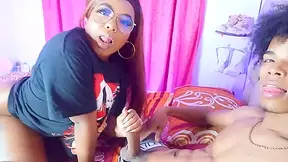 Zorra Tetona Caliente Seduce A Su Roomie Y Hace Que Se Venga Dentro De Ella