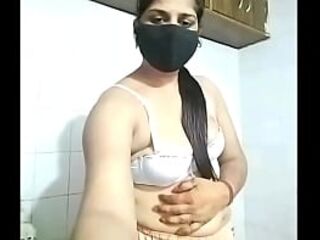Bhabhi was showing her big breasts, MMS went viral