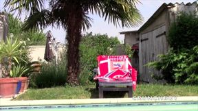 il suce la grosse bite d un rebeu au bord de la piscine