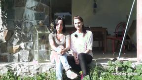 ”Ersties: Freizügige Mädels machen in der Umkleidekabine rum”