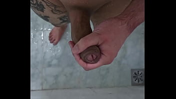 HETERO DOTADO TOMANDO BANHO