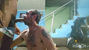 dando gostoso para o visinho antes dele ir para o trabalho.