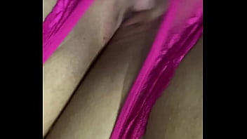 Tanga fucsia corrida y me froto la concha mojada hasta acabar gimiendo duro