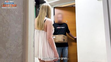 Courier slams stepmom’s big wet cunt till she screams Yes Yes Yes