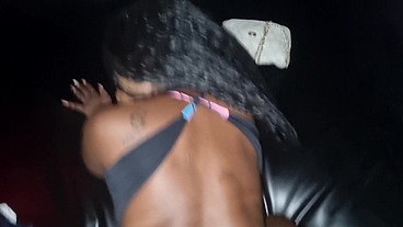 peguei a striper na festa de swing e a camisinha estourou