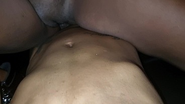 peguei a striper na festa de swing e a camisinha estourou
