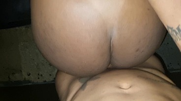 peguei a striper na festa de swing e a camisinha estourou