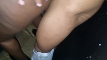 peguei a striper na festa de swing e a camisinha estourou
