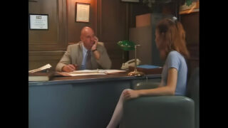 Durva seggdugást végez tini Anne Howe-nak harisnyában Dave Hardman és Rod Fontana által, szopás, misszionárius és forró orgazmus jellemzi.