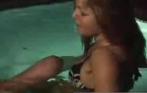 Deux teens dans la piscine