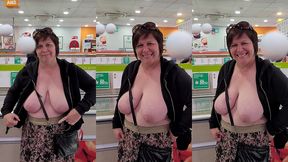 dans le rayon du magasin, sans soutien-gorge, gilet ouvert et seins dehors !in...
