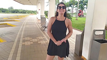 Raquel tirou a calcinha dentro do restaurante e começou se masturbar em público